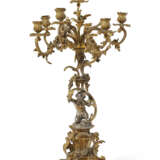 A SET OF FOUR NAPOLEON III GILT AND SILVERED-BRONZE SEVEN-LIGHT CANDELABRA - Foto 3