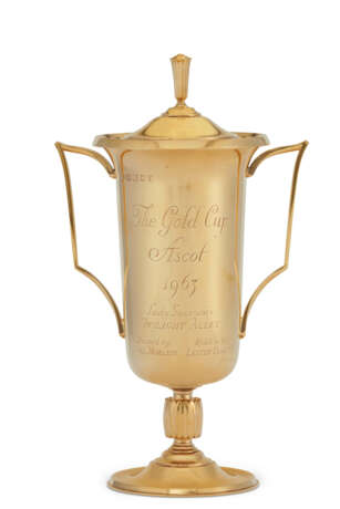 THE ASCOT GOLD CUP, 1963: AN ELIZABETH II 18K GOLD TWO-HANDLED TROPHY CUP AND COVER - Foto 1