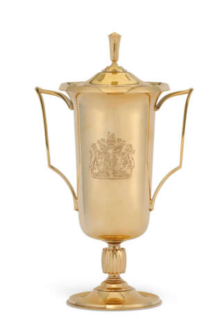 THE ASCOT GOLD CUP, 1963: AN ELIZABETH II 18K GOLD TWO-HANDLED TROPHY CUP AND COVER - Foto 2