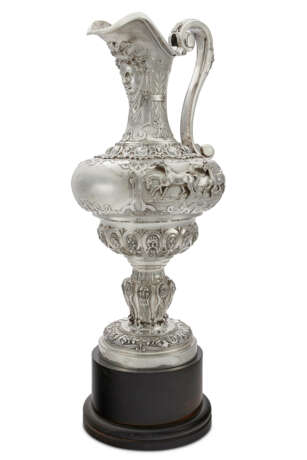 A LARGE VICTORIAN SILVER EWER OF EQUESTRIAN INTEREST - фото 1