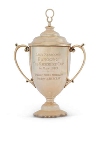 AN ELIZABETH II 9K GOLD TROPHY CUP AND COVER - фото 1