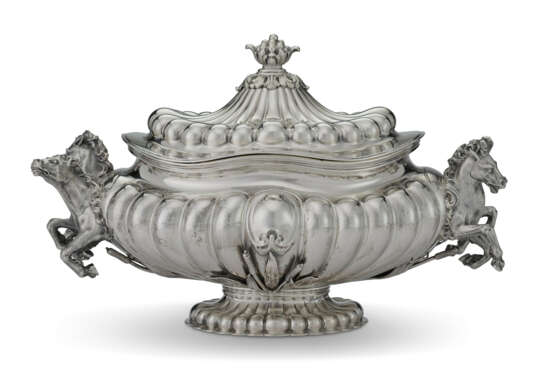 AN ITALIAN SILVER SOUP TUREEN AND COVER - photo 1