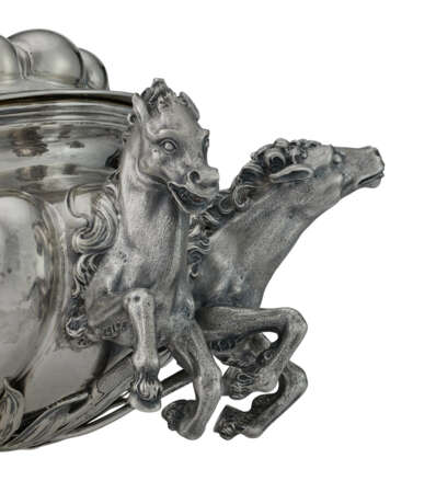AN ITALIAN SILVER SOUP TUREEN AND COVER - фото 2