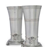 A PAIR OF LARGE CONTINENTAL SILVER 'HISTORISMUS' VASES - Foto 1