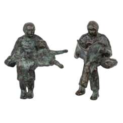 SCULPTURE/IN 20th/21st c., 2 edge figures: "Woman with child" & "Reading gentleman",