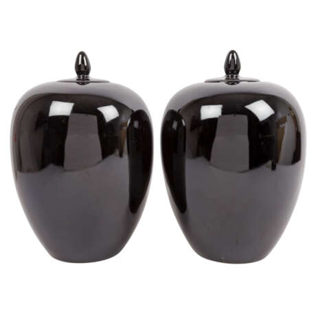 Pair of black glazed lidded vessels. - Foto 1