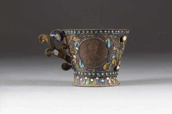 CLOISONNÉ-EMAIL-HENKELTASSE MIT DREI HEILIGEN - photo 1