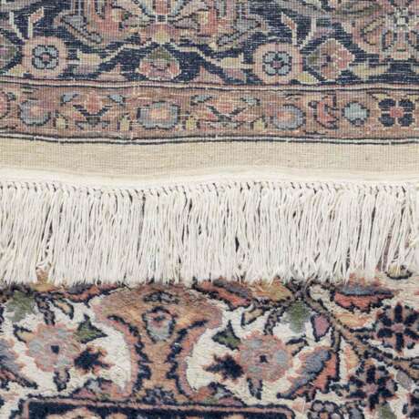 Oriental carpet with silk. WASIRABAD/PAKISTAN, 20th century, 322x244 cm. - Foto 3