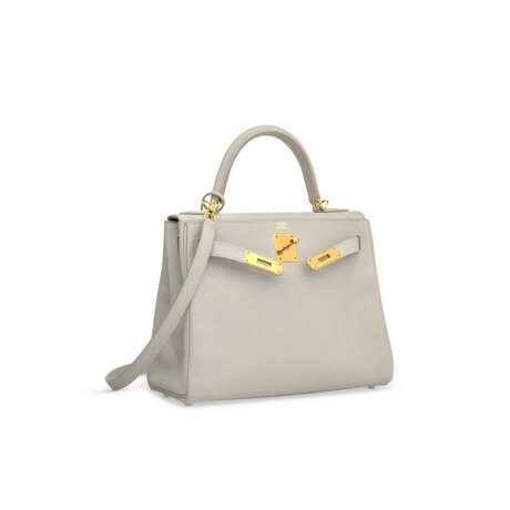 A GRIS PERLE EVERCOLOR LEATHER RETOURNÉ KELLY 28 WITH GOLD HARDWARE - photo 2