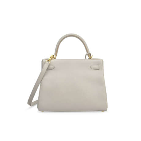 A GRIS PERLE EVERCOLOR LEATHER RETOURNÉ KELLY 28 WITH GOLD HARDWARE - photo 4