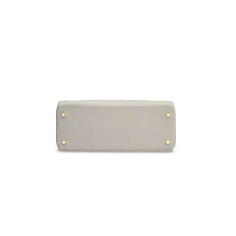 A GRIS PERLE EVERCOLOR LEATHER RETOURNÉ KELLY 28 WITH GOLD HARDWARE - photo 5
