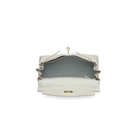 A GRIS PERLE EVERCOLOR LEATHER RETOURNÉ KELLY 28 WITH GOLD HARDWARE - photo 6
