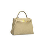A PARCHEMIN OSTRICH SELLIER KELLY 28 WITH GOLD HARDWARE - photo 2