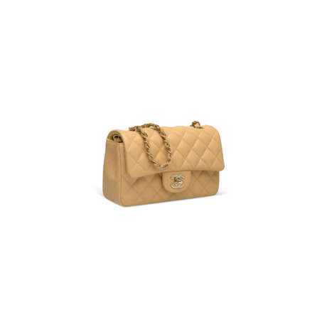 A BEIGE QUILTED CALFSKIN LEATHER MINI RECTANGULAR CLASSIC FLAP BAG WITH LIGHT GOLD HARDWARE - Foto 2