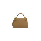 A GOLD EPSOM LEATHER MINI KELLY 20 II WITH GOLD HARDWARE - Foto 4