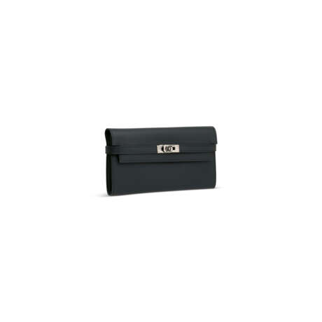 A BLACK EPSOM LEATHER KELLY WALLET WITH PALLADIUM HARDWARE - Foto 2