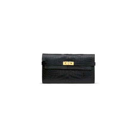 A MATTE BLACK ALLIGATOR KELLY WALLET WITH GOLD HARDWARE - фото 1