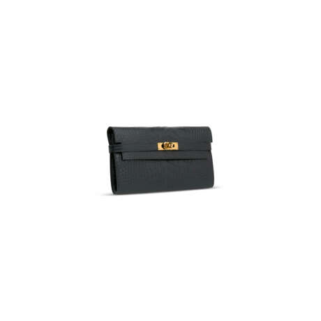 A MATTE BLACK ALLIGATOR KELLY WALLET WITH GOLD HARDWARE - фото 2
