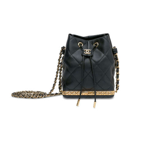 A BLACK QUILTED LAMBSKIN LEATHER SMALL BUCKET BAG WITH GOLD HARDWARE - фото 1