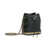 A BLACK QUILTED LAMBSKIN LEATHER SMALL BUCKET BAG WITH GOLD HARDWARE - фото 2