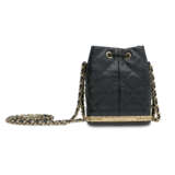 A BLACK QUILTED LAMBSKIN LEATHER SMALL BUCKET BAG WITH GOLD HARDWARE - Foto 4