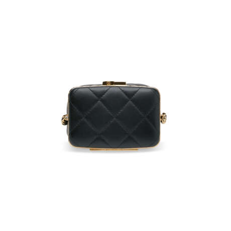 A BLACK QUILTED LAMBSKIN LEATHER SMALL BUCKET BAG WITH GOLD HARDWARE - фото 5