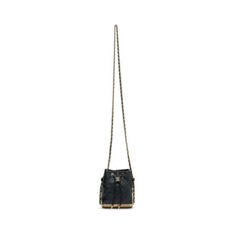 A BLACK QUILTED LAMBSKIN LEATHER SMALL BUCKET BAG WITH GOLD HARDWARE - Foto 8
