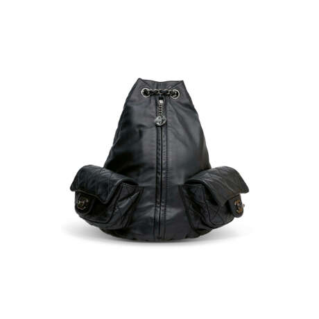 A BLACK QUILTED LAMBSKIN LEATHER DOUBLE POCKETS BACKPACK WITH SILVER HARDWARE - Foto 1