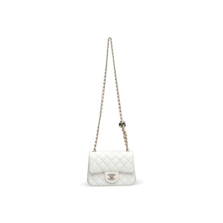 A WHITE QUILTED LAMBSKIN LEATHER PEARL CRUSH MINI FLAP BAG WITH GOLD HARDWARE - фото 1