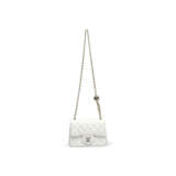A WHITE QUILTED LAMBSKIN LEATHER PEARL CRUSH MINI FLAP BAG WITH GOLD HARDWARE - фото 1