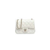 A WHITE QUILTED LAMBSKIN LEATHER PEARL CRUSH MINI FLAP BAG WITH GOLD HARDWARE - Foto 2