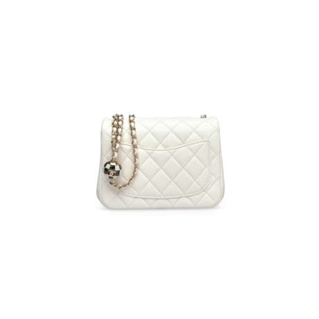 A WHITE QUILTED LAMBSKIN LEATHER PEARL CRUSH MINI FLAP BAG WITH GOLD HARDWARE - фото 4