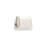 A WHITE QUILTED LAMBSKIN LEATHER PEARL CRUSH MINI FLAP BAG WITH GOLD HARDWARE - Foto 4