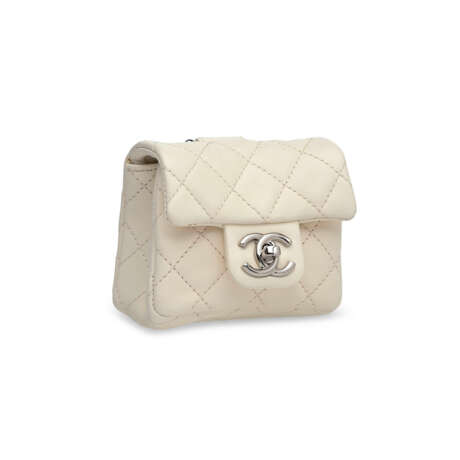 A WHITE QUILTED LAMBSKIN LEATHER & MONGOLIAN GOAT FUR FLAP BAG MICRO CHARM SET WITH SILVER HARDWARE - Foto 9