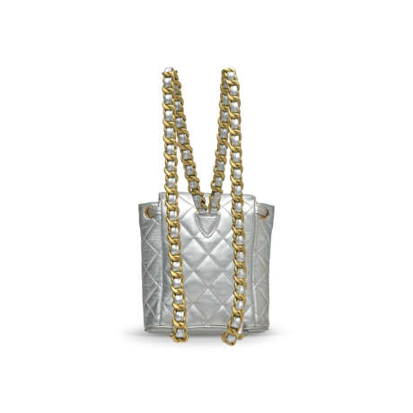 A SET OF TWO: A METALLIC GOLD QUILTED LAMBSKIN LEATHER WALLET ON CHAIN WITH AGED SILVER HARDWARE & A METALLIC SILVER QUITED LAMBSKIN LEATHER BACKPACK WITH GOLD HARDWARE - Foto 11