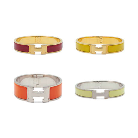 A SET OF FOUR: A RED CLIC H BRACELET WITH GOLD HARDWARE, A YELLOW CLIC H BRACELET WITH GOLD HARDWARE, AN ORANGE CLIC CLAC H BRACELET WITH PALLADIUM HARDWARE & A LIME YELLOW CLIC H BRACELET WITH PALLADIUM HARDWARE - Foto 1