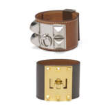 A SET OF TWO: A FAUVE BARÉNIA LEATHER COLLIER DE CHIEN BRACELET WITH PALLADIUM HARDWARE AND AN ÉTAIN SWIFT LEATHER EXTREME BRACELET WITH GOLD HARDWARE - Foto 1