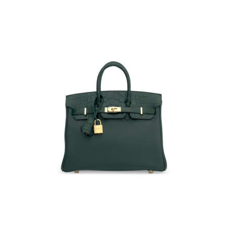 A LIMITED EDITION MATTE VERT CYPRÈS ALLIGATOR & TOGO LEATHER TOUCH BIRKIN 25 WITH GOLD HARDWARE - Foto 1