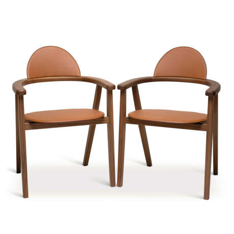 A SET OF TWO: GOLD TAURILLON LEATHER & WALNUT WOOD MÉTIERS CHAIRS - Foto 1