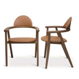 A SET OF TWO: GOLD TAURILLON LEATHER & WALNUT WOOD MÉTIERS CHAIRS - Foto 2