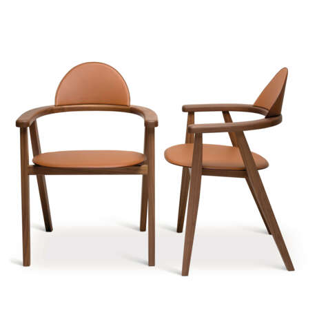 A SET OF TWO: GOLD TAURILLON LEATHER & WALNUT WOOD MÉTIERS CHAIRS - Foto 2