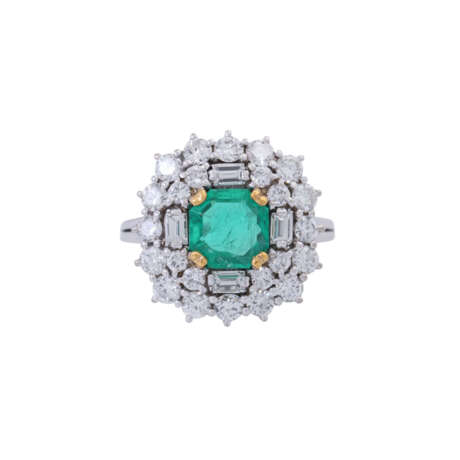 Ring with octagonal emerald ca. 1 ct and diamonds total ca. 1,45 ct, - фото 2