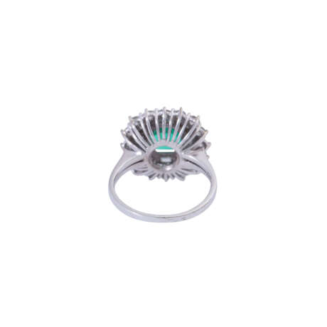 Ring with octagonal emerald ca. 1 ct and diamonds total ca. 1,45 ct, - фото 4