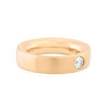 Beautifully shaped band ring with diamond of approx. 0.25 ct, - photo 1