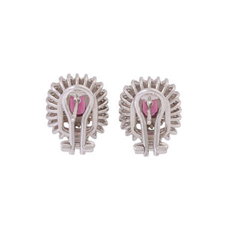 Earrings with fine rhodolites entourée by diamonds total ca. 1 ct, - Foto 2