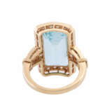 Ring with fine aquamarine of ca. 14 ct and diamonds total ca. 1 ct, - photo 4