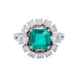 Ring with fine emerald ca. 1,6 ct and brilliant-cut diamonds total ca. 1,2 ct, - фото 2