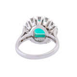 Ring with fine emerald ca. 1,6 ct and brilliant-cut diamonds total ca. 1,2 ct, - фото 4
