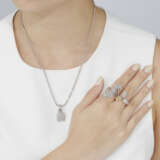 COLOURED DIAMOND AND DIAMOND RINGS AND PENDENT NECKLACE - фото 9