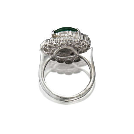 JADEITE AND DIAMOND RING; TOGETHER WITH A SAPPHIRE AND DIAMOND RING - photo 3
